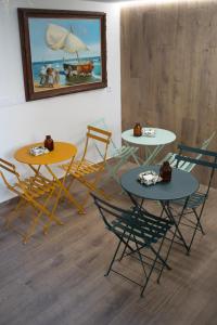 un grupo de mesas y sillas en una habitación en Estancia dos Olivos, en Quesa