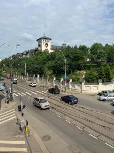 una strada con auto che ci guidano sopra con un edificio di House of Tourists Garden and More a Bucarest