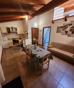 una cucina e un soggiorno con un tavolo e un divano di Appartamento a due passi dal mare a Càbras
