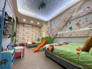 吉安的住宿－圓芝澤民宿，一间儿童房,配有两张床和岩石墙