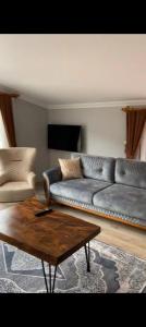 - un salon avec un canapé et une table basse dans l'établissement O'CHENA AKYUZ PAR in UZUNGÖL, à Çaykara