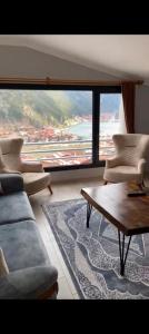 - un salon avec un canapé et une table basse dans l'établissement O'CHENA AKYUZ PAR in UZUNGÖL, à Çaykara