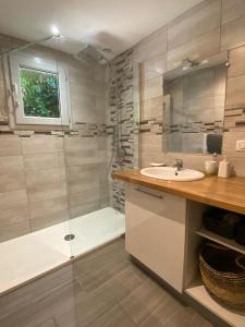een badkamer met een douche, een wastafel en een bad bij charme, calme et authenticité côte des légendes in Plouider