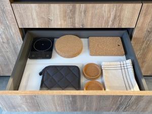 uma gaveta cheia de diferentes tipos de alimentos em Casa di Maggie 2 - Comfort e natura tra Pinzolo e Campiglio em Carisolo