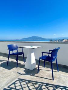 dos sillas y una mesa y una mesa y sillas en Villa Azzurra, en Vico Equense