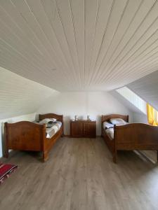 - 2 lits dans une chambre dotée d'un plafond blanc dans l'établissement charme, calme et authenticité côte des légendes, à Plouider