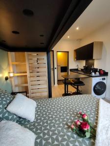 Un dormitorio con una cama con un ramo de flores. en Somptueux * * proche du lac avec parking privé en Viviers-du-Lac