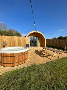 Bazén v ubytování Lois' Pod with Hot Tub, Near Airport nebo v jeho okolí