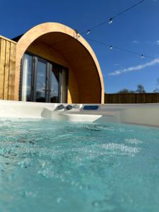 Bazén v ubytování Lois' Pod with Hot Tub, Near Airport nebo v jeho okolí