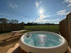 Fotografie z fotogalerie ubytování Lois' Pod with Hot Tub, Near Airport v destinaci Bristol