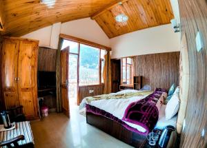 Rúm í herbergi á Himalayan Ecstacy