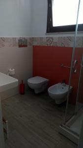 un bagno con wc, bidet e lavandino di I Mennuli a Custonaci