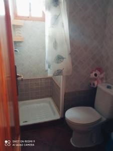 a bathroom with a toilet and a tub and a sink at Complejo Godoy in Losar de la Vera +9 photos