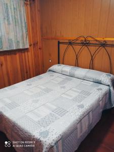 Complejo Godoy في لوسار دي لافيرا: غرفة نوم بسرير ولحاف ازرق وابيض