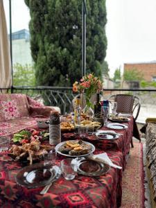 uma mesa com pratos de comida por cima em Nina’s Sweet Home em Tbilisi