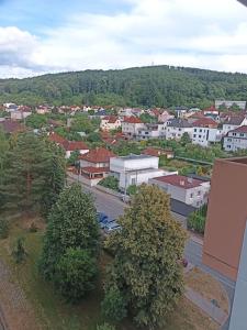 une vue aérienne sur une ville arborée et bâtie dans l'établissement Soukromé ubytování 1, à Zlín