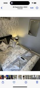 ブラックプールにあるWestbourne Houseの鏡付きベッド1台付きのベッドルーム1室
