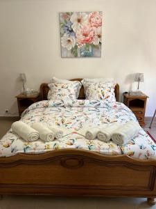 ein Schlafzimmer mit einem Bett mit Handtüchern darauf in der Unterkunft Maison de village en Provence in Courthézon