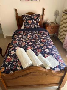 ein Bett mit zwei Kissen und zwei Handtüchern darauf in der Unterkunft Maison de village en Provence in Courthézon