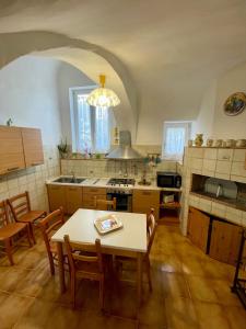 cocina con mesa y sillas en una habitación en Mena Holiday House en Sant'Agnello