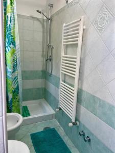 y baño con ducha, aseo y lavamanos. en Mena Holiday House en Sant'Agnello