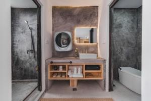 uma casa de banho com um lavatório e um espelho em 肇兴溪舍山堂 Creekside Inn em Liping