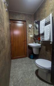 y baño con aseo y lavamanos. en West Star Hotel en Kutaisi
