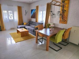 Sauerlandluft في Balve: غرفة معيشة مع طاولة وأريكة
