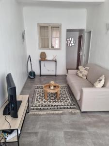 a living room with a couch and a coffee table at Joli 2 pièces centre historique de Grasse, WIFI in Grasse