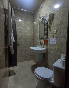 ein Bad mit einem WC und einem Waschbecken in der Unterkunft West Star Hotel in Kutaissi