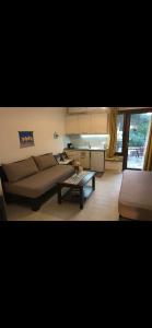 Ruang duduk di Alex port view apartments