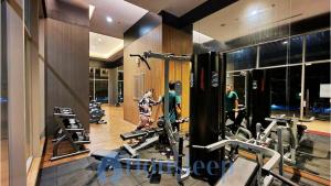 Gimnasio o instalaciones de fitness de Apartemen Trans Park Cibubur by Housleep