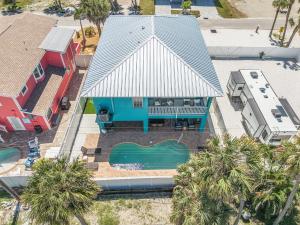 eine Luftansicht eines Hauses mit Pool in der Unterkunft Inn-2-Blue - 155 Jefferson St home in Fort Myers Beach