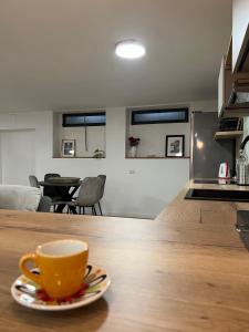 Una taza de café en una mesa en la cocina en La Perla, en Monza