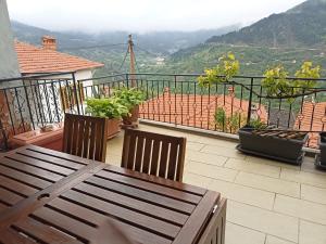Ein Tisch und Stühle auf einem Balkon mit Aussicht in der Unterkunft LOUNA in Metsovo