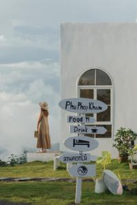 a street sign in front of a building with a statue at Phu Phop Kham in Ban Huai Khai