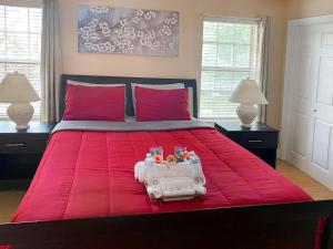 um quarto com uma cama vermelha e 2 candeeiros em Modern Comfort Stays em Alexandria