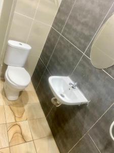bagno con servizi igienici e lavandino di SAND HOTEL a Kuala Lumpur