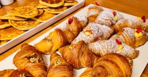 - un plateau de viennoiseries et de croissants sur une table dans l'établissement Hotel Selene - Vista Mare, à Riccione