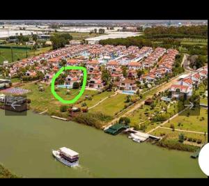 uma vista aérea de uma cidade com um círculo verde em villa royal em Belek