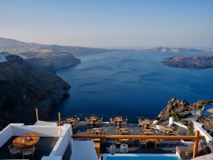 una vista dell'oceano da un ristorante sulla scogliera di Stella Rocca A Mare a Imerovigli