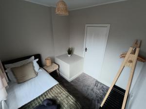 Habitación pequeña con cama y escalera en The Tansley Gardens, en Darlington