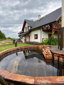 - une piscine en face d'une maison dans l'établissement Wilcza Chata, à Polańczyk