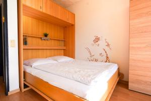 a bedroom with a bed with a built in shelf at Golfresidenz Whg A14 in Grömitz