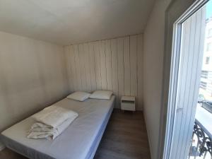 En eller flere senge i et værelse på Triplex avec terrasse en rooftop, au coeur de Sete