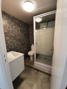 Et badeværelse på Triplex avec terrasse en rooftop, au coeur de Sete