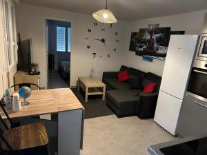 アルジャントゥイユにあるParis La Défense Arena, Stade de France, Champs Élysée Paris saint lazare, 15minのソファとテーブルのあるリビングルーム