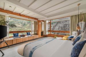TV a/nebo společenská místnost v ubytování 肇兴溪舍山堂 Creekside Inn