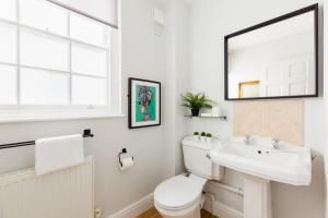 Et badeværelse på Fabulous Malvern Townhouse + 16 billeder