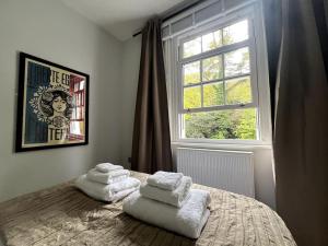 Un pat sau paturi într-o cameră la Fabulous Malvern Townhouse